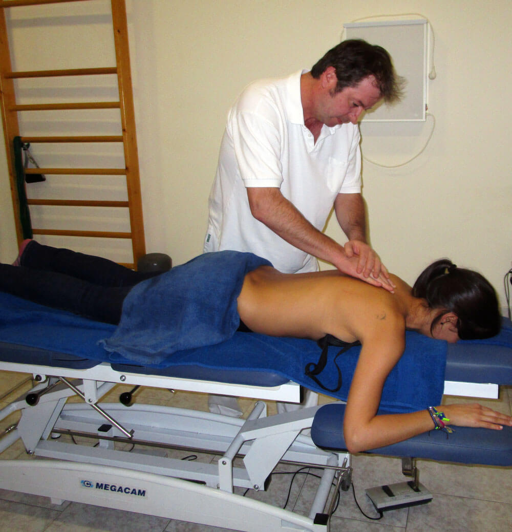 Fisioterapeuta Roland Schwegler trabajando